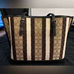 Coach - 2 tone Jacquard Signature C Tote